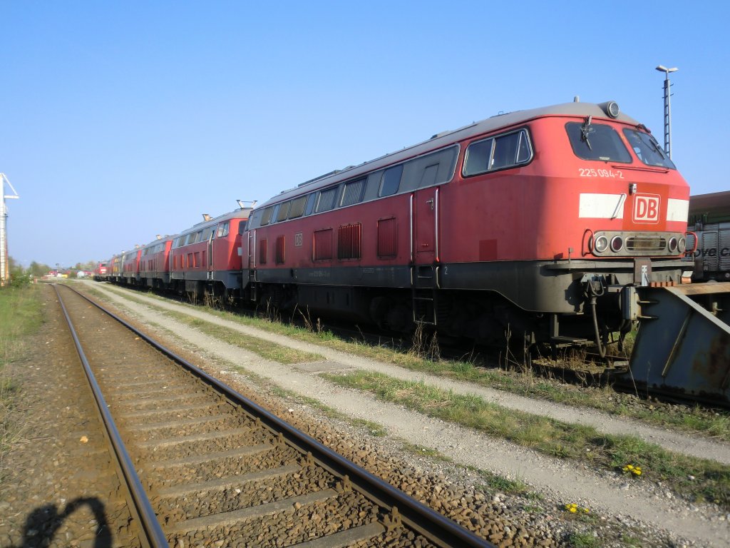 225 094-2 mit einigen anderen 225igern abgestellt in Mhldorf. Aufgenommen am 17. April 2011.