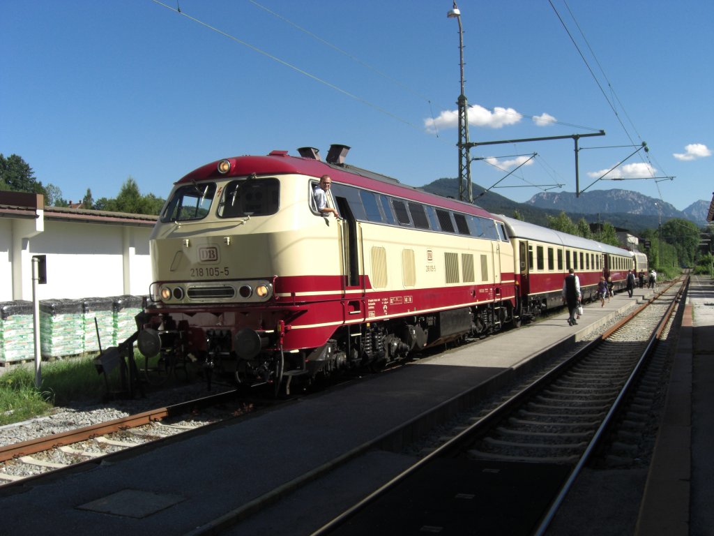 281 105-5 mit einem Sonderzug im Bahnhof von Siegsdorf, an der Strecke
Traunstein - Ruhpolding. Aufgenommen am 1. August 2010.