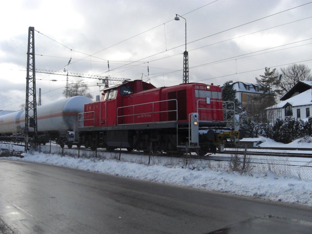 294 701-8 mit einem kurzen Kesselwagenzug im Bahnhof von Prien am Chiemsee.
Aufgenommen am 29. April 2007.