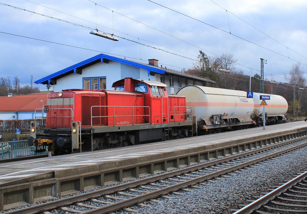 294 887-5 mit zwei Gaskesselwagen bei der Ausfahrt aus dem Priener Bahnhof am 4. Dezember 2012.