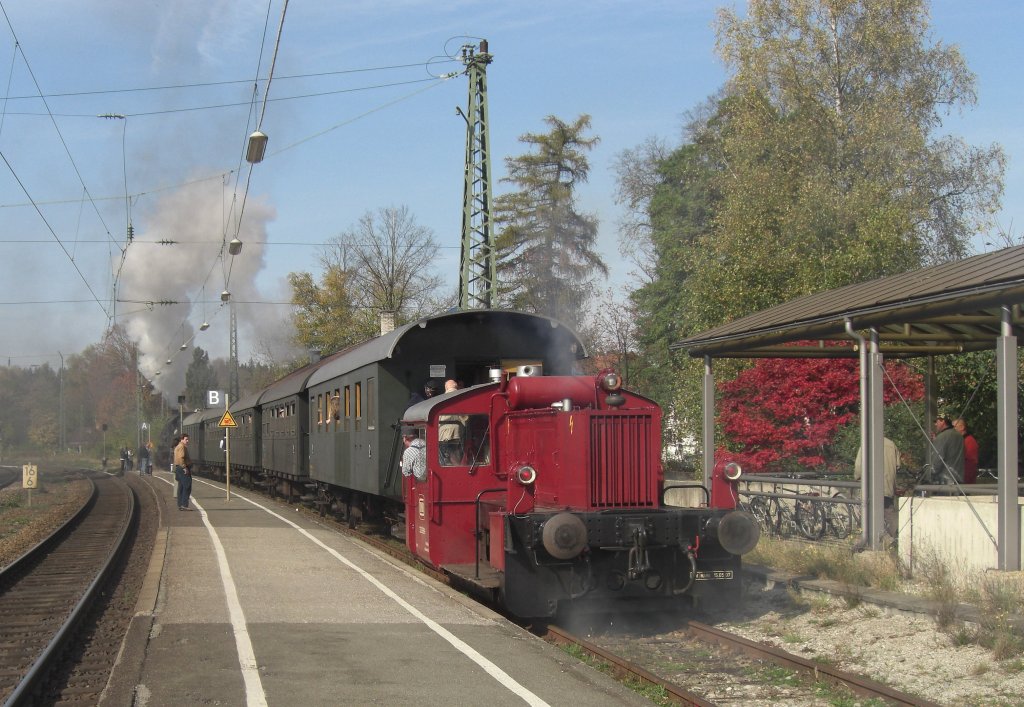 323 699-9 mit einem Dampf-Sonderzug im Bahnhof von Bad Endorf am 19. August 2008.