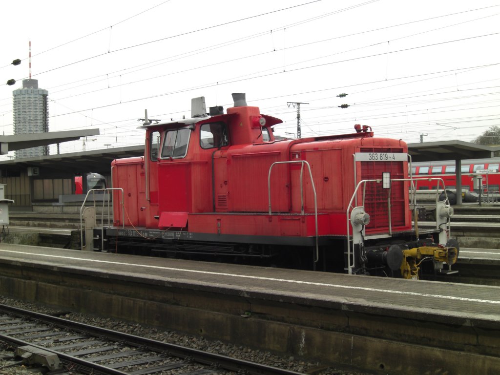 363 819-4 am 1. August 2008 im Mnchner Hauptbahnhof.