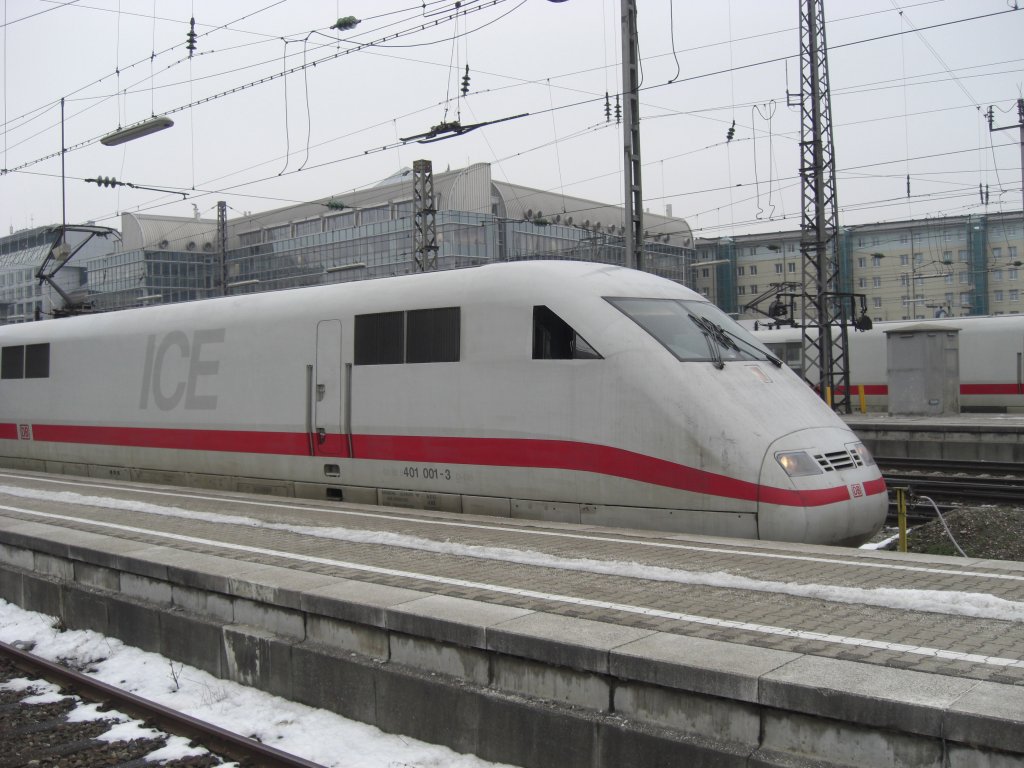 401 001-3, den ersten ICE, konnten wir am 5. Februar 2010 im Aussenbereich der Mnchener Hauptbahnhofs ablichten.