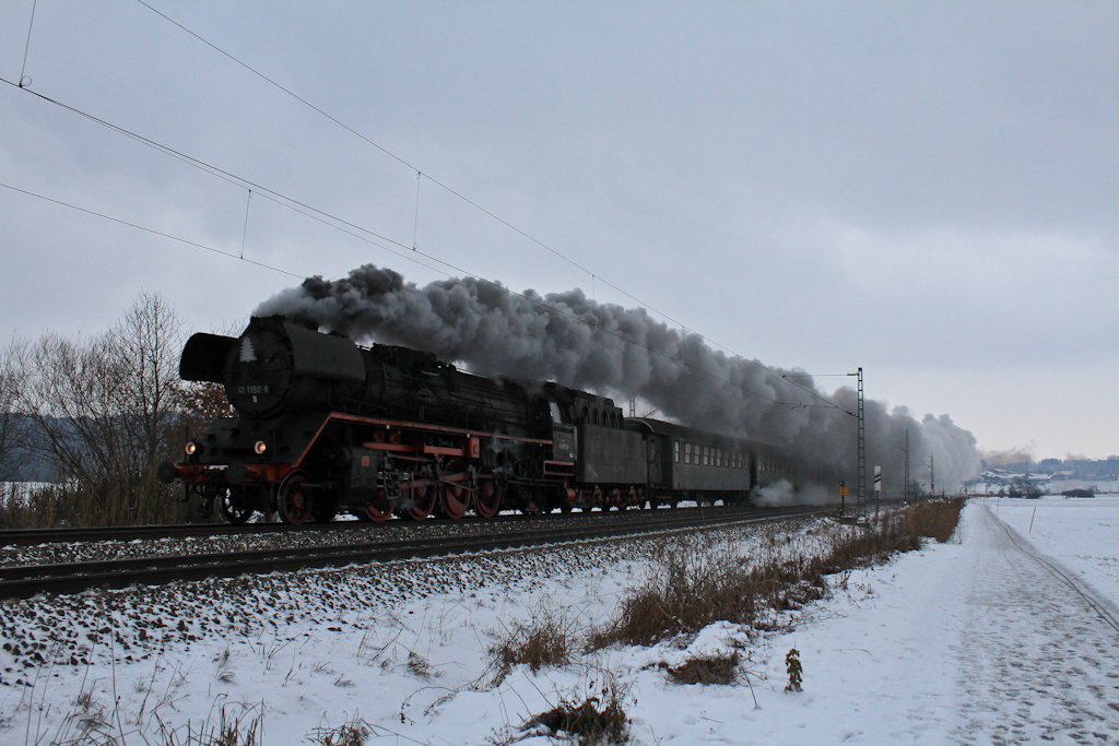 41 1150 mit einem Sonderzug nach Salzburg. Aufgenommen am 8. Dezember bei Bernau am Chiemsee.