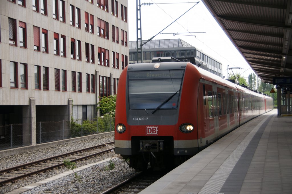 423 633-7 als S 7 nach  Kreutzstrae  am 25. April 2011 bei der Einfahrt
in den Bahnhof  Heimeranplatz .