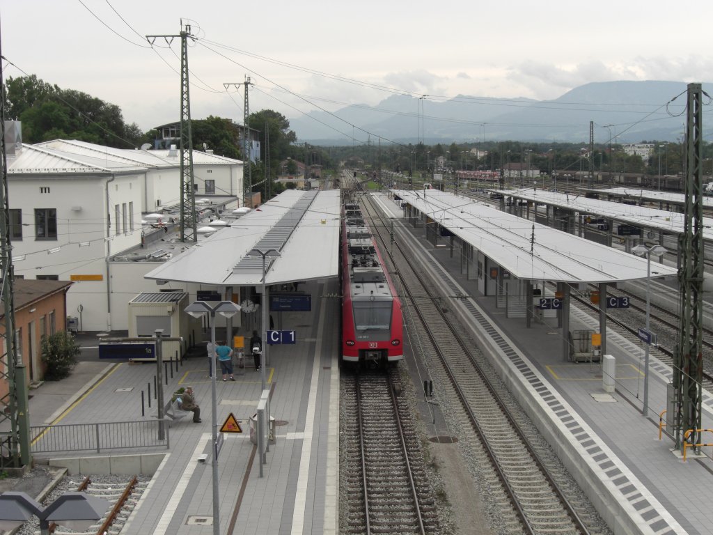 426 530-2 im neu umgebauten Bahnhof von Rosenheim am 25. Mai 2011.