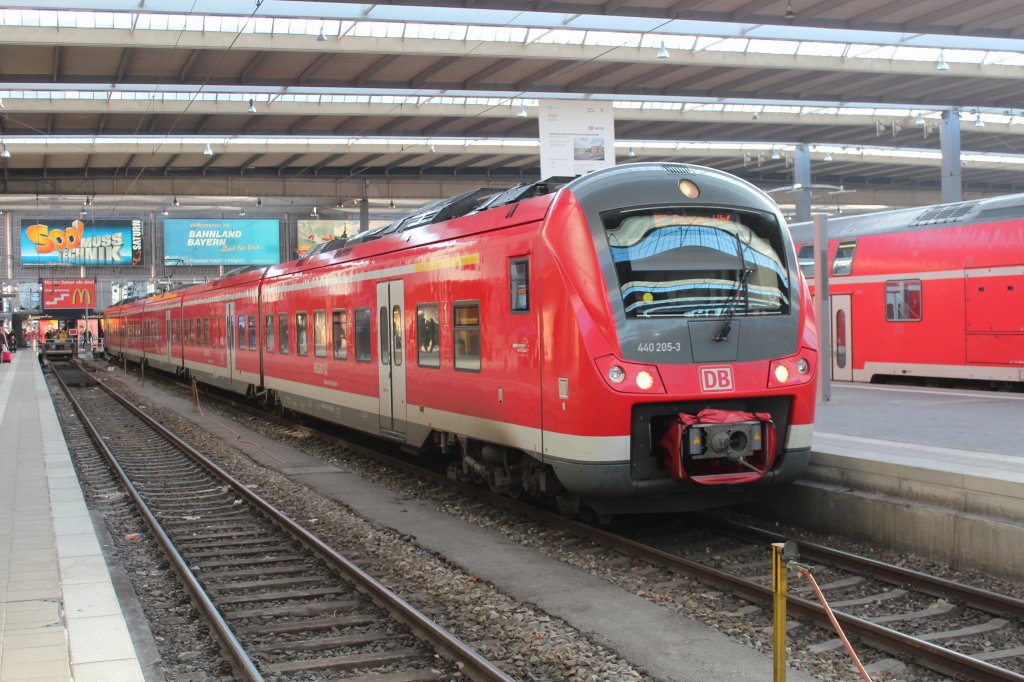 440 205-3 am 15. Januar 2012 im Mnchner Hauptbahnhof.