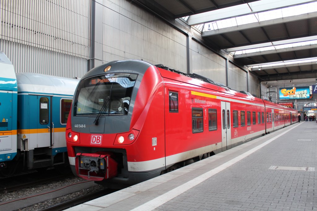 440 548-6 am 15. Januar 2012 im Mnchner Hauptbahnhof. Ziel des Zuges ist Passau.