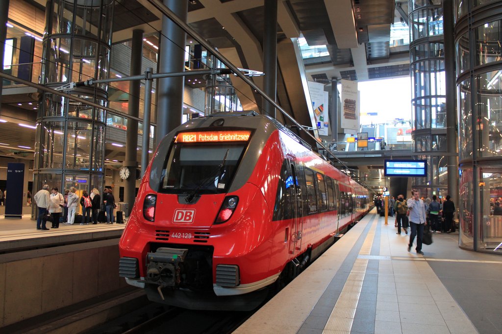 442 129 kurz vor der Abfahrt aus dem Untergeschoss des Berliner Hauptbahnhhofes am 7. September 2012.