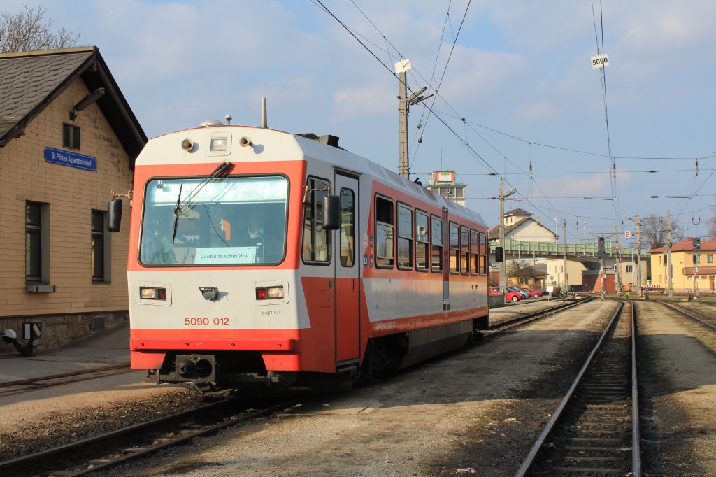 5090 012 beim Halt in  St.Pölten-Alpenbahnhof  am 16. März 2013.