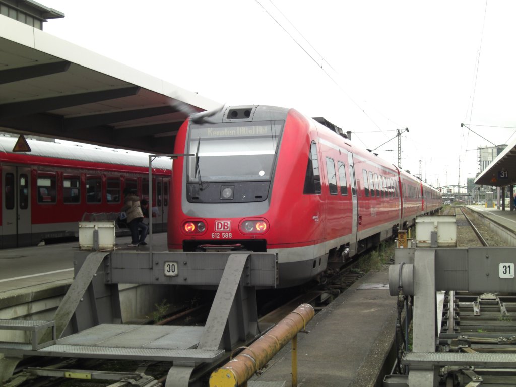 612 588 am 15. Januar 2012 im Mnchner Hauptbahnhof. Ziel der nchsten Fahrt ist Kempten.
