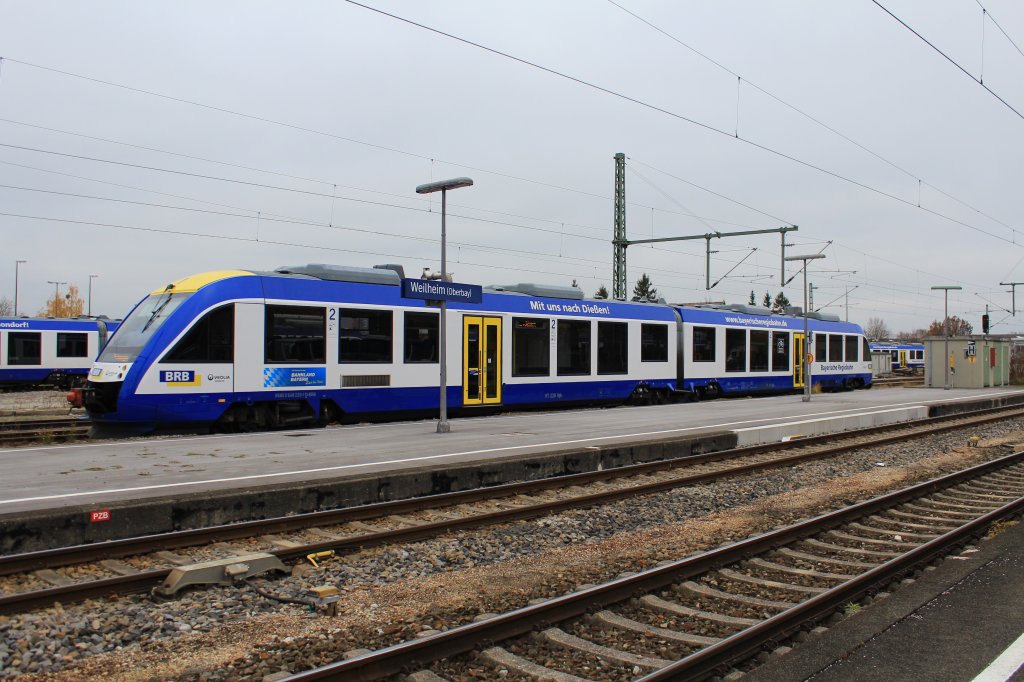648 220-1 der  Bayerischen Regiobahn  fährt am 14. November 2012 in den Bahnhof von Weilheim ein.