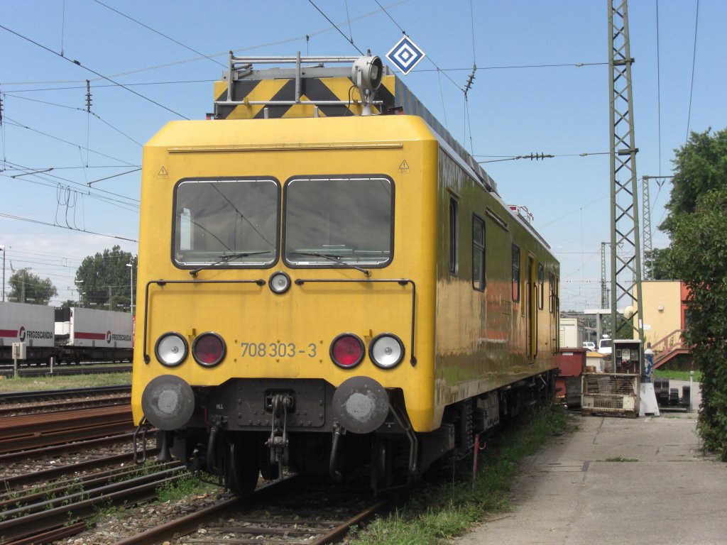 708 303-3 abgestellt im Bahnmhof von Rosenheim. 