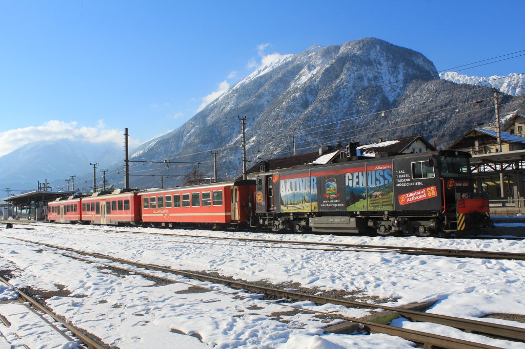 Abfahrbereiter Zug der  Zillertal-Bahn  am 10. Februar 2013 im Bahnhof von Jenbach/Tirol.