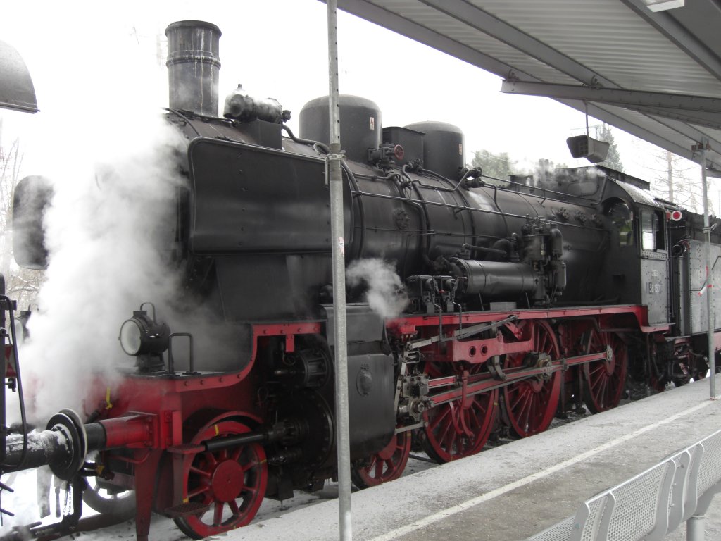 Am 19. Dezember 2009 war die 38 1301 mit einem Sonderzug auf der Strecke
Freilassing - Bad Reichenhall (Berchtesgadener Land Bahn)unterwegs.