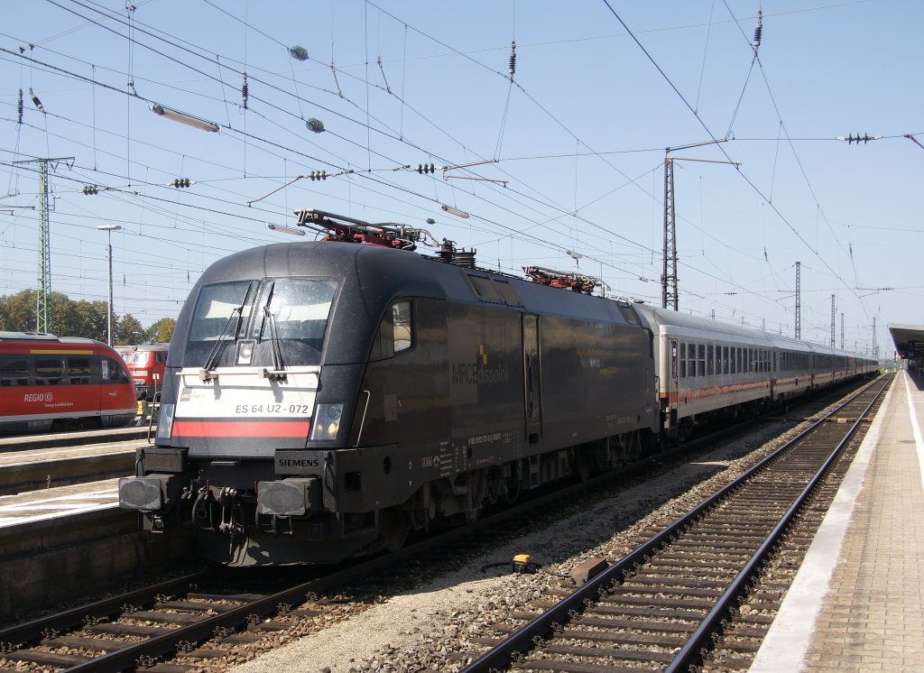 Am 23. August 2011 steht der  IC Knigssee  mit der Lok ES 64 U2 - 072 im Augsburger Bahnhof.