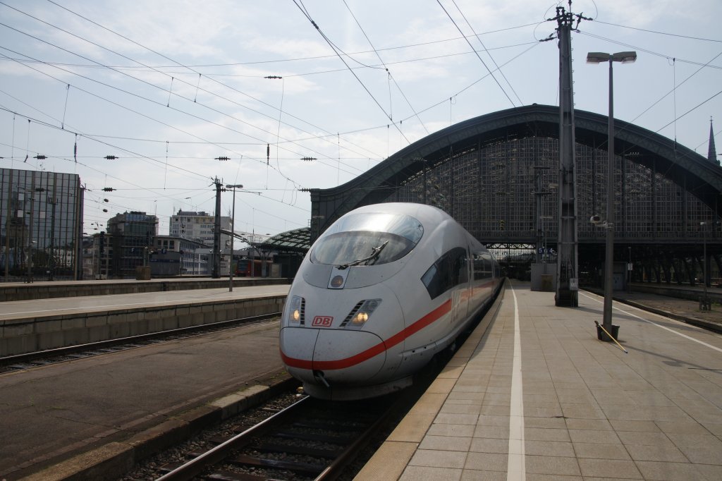 Am 26. August 2011 stand dieser ICE im Vorfeld des Klner Hauptbahnhofes.