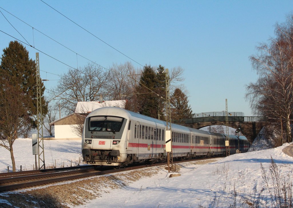 Am 26. Januar 2012 war dieser EC von Mnchen nach Salzburg bei bersee am Chiemsee unterwegs.