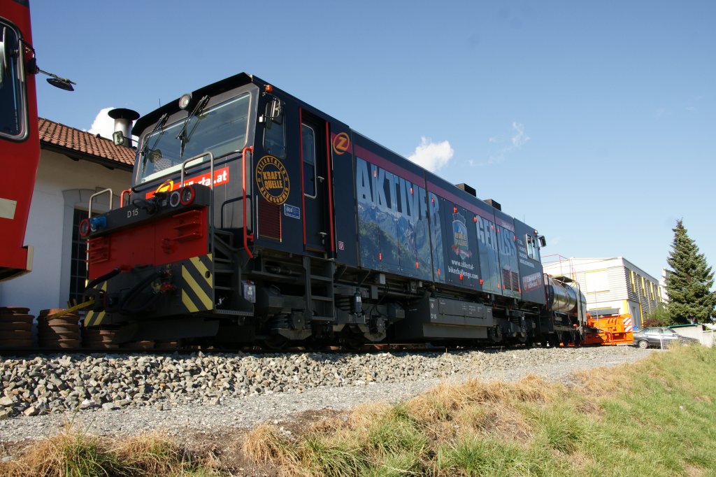 Am 9. September 2011 steht Lok D 15 der Zillertalbahn auf dem Abstellgleis im Bahnhof von Jenbach/Tirol.
