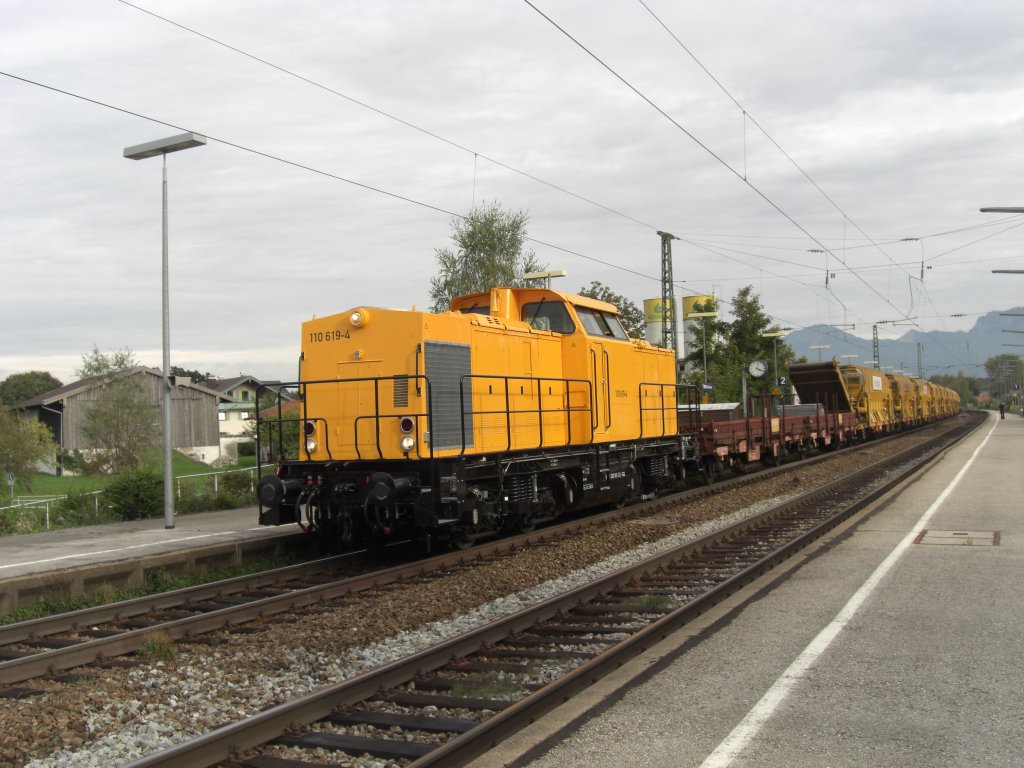Bauzug mit  110 619-4  am  5. Oktober 2009 in Bernau am Chiemsee.