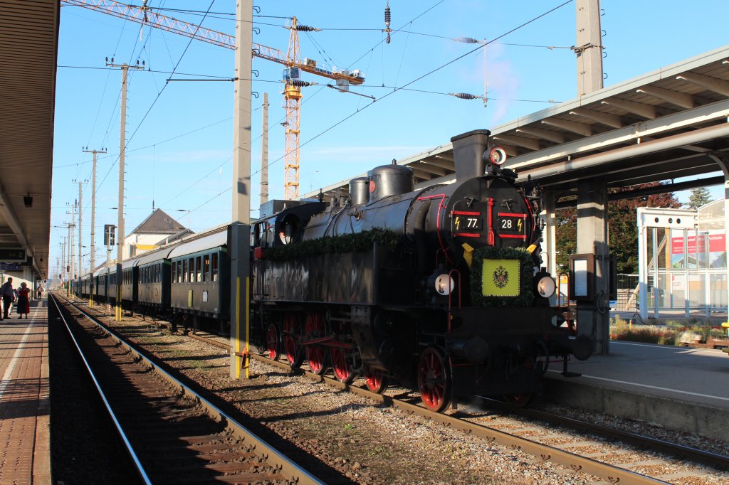 BR 77 28 mit dem  Kaiserzug  am 15. August im Bahnhof von Attnang/Puchheim.