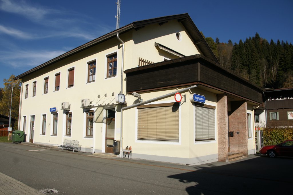 Der Bahnhof von Hopfgarten zwischen Kufstein und Wrgl in Tirol. Aufgenommen am 30. Oktober 2011.