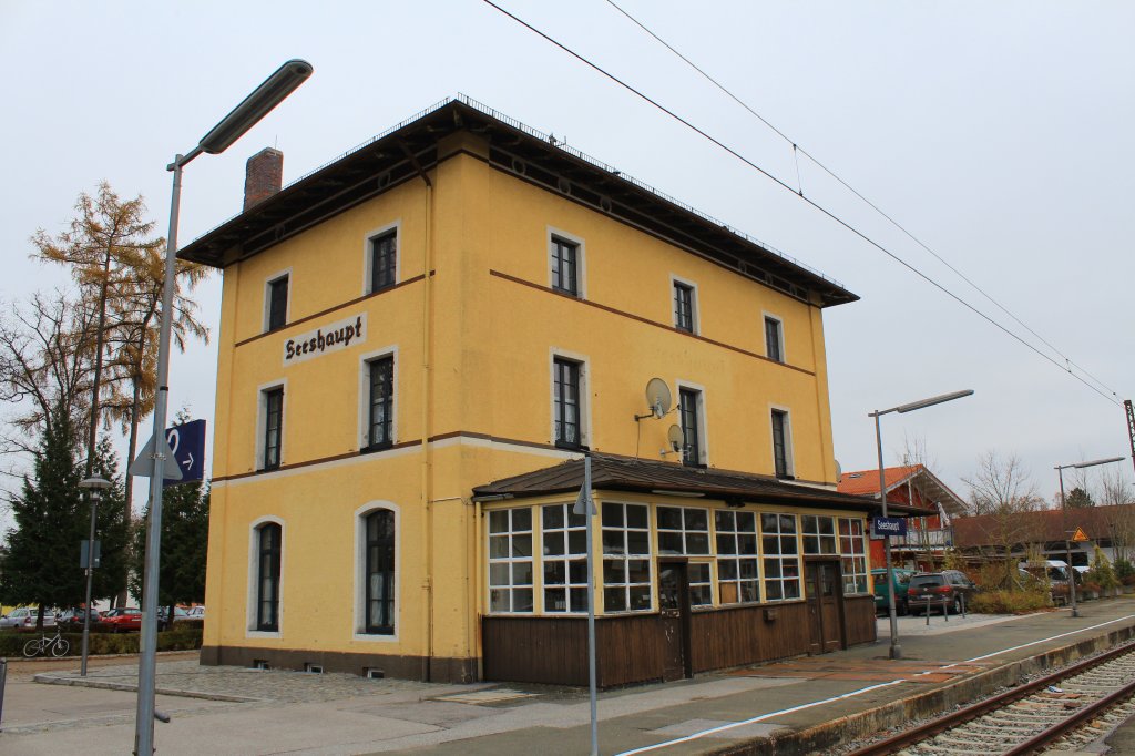 Der Bahnhof von  Seeshaupt  am Stanrberger See,  mit altem hlzernen Vorbau am 14. November 2012.