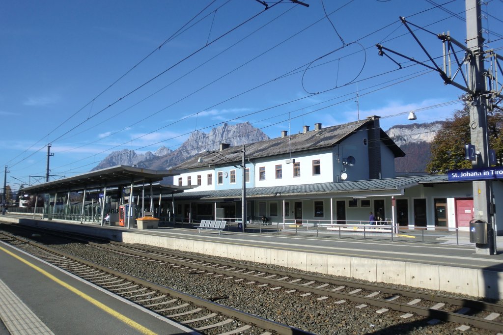 Der Bahnhof von St. Johann in Tirol bei herrlichem Herbstwetter am 30. Oktober 2011.