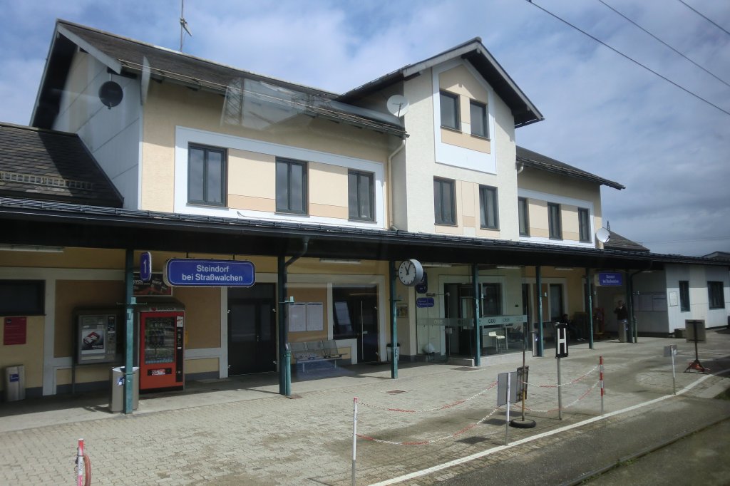 Der Bahnhof von  Steindorf bei Strawalchen  am 20. Juni 2011, aufgenommen aus dem Zug.