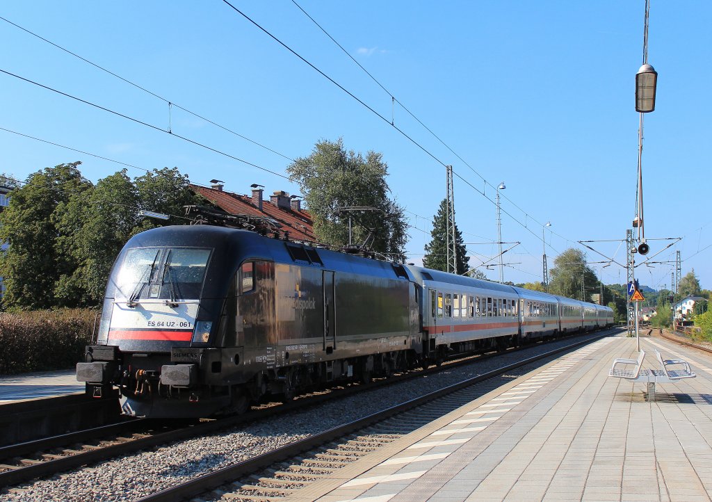 Der  IC Knigssee  mit ES 64 U2-061 am 10. September 2012, bei der Einfahrt in den Bahnhof von Prien am Chiemsee.