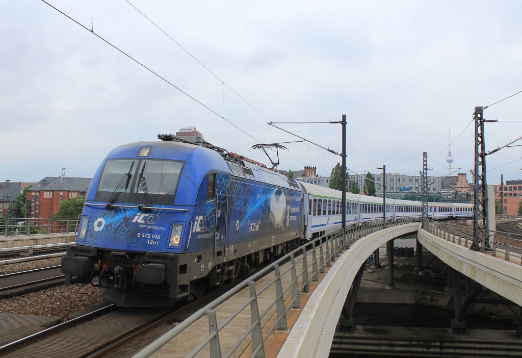 Die 5 370 010 ist noch mit der Werbung fr die  Fussball-Europameisterschaft 2012 
beklebt. Aufgenommen am 1. Juni 2013 bei der Einfahrt in den  Berliner Hauptbahnhof .