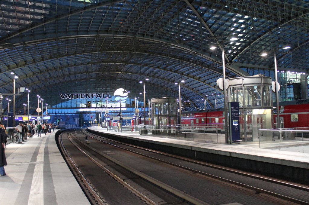 Die Bahnsteighalle des Berliner Hauptbahnhof am spten Abend des 6. September 2012.