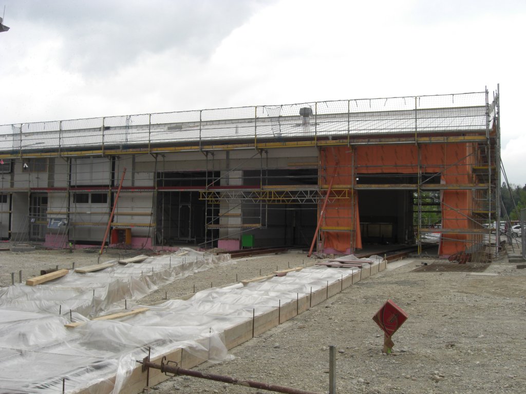 Die neue Wagenhalle der  Chiemsee-Bahn  entsteht. Aufgenommen am 1. Mai 2011.