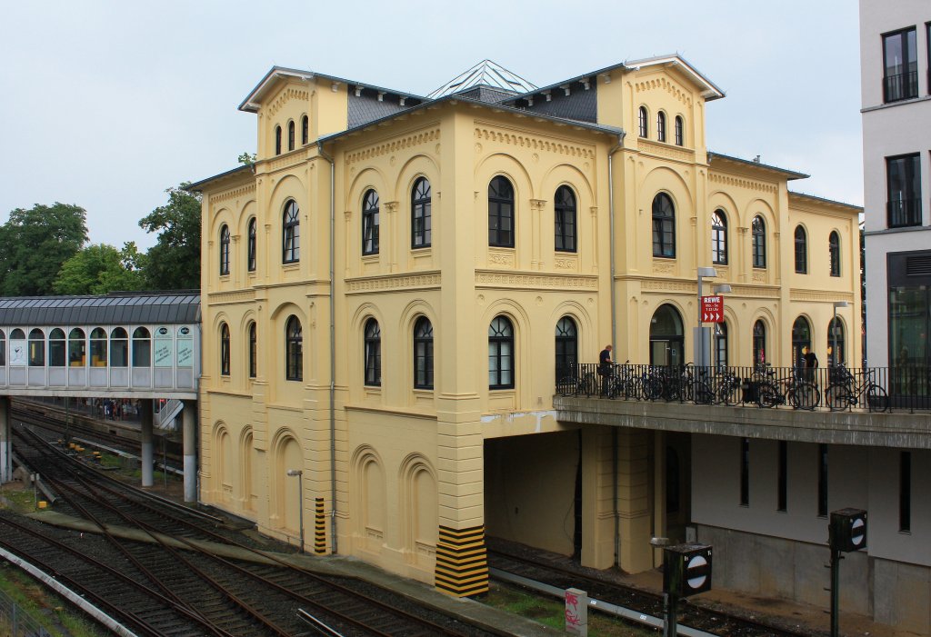Die Rckseite des Bahnhofsgebudes von  Hamburg-Blankenese , aufgenommen am 31. Juli 2013.