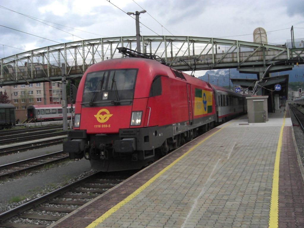 Die Ungarische 1116 059-5  kurz vor der Abfahrt aus dem Salzburger
Hauptbahnhof.