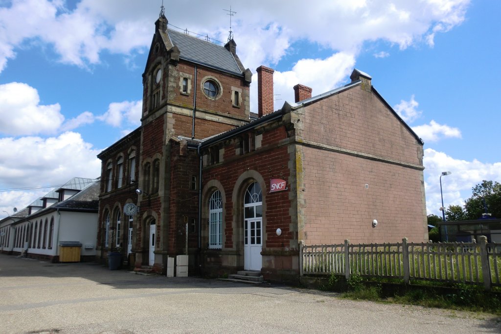 Die Vorderseite des Bahnhofs von  Lauterbourg . Aufgenommen am 28. August 2011.