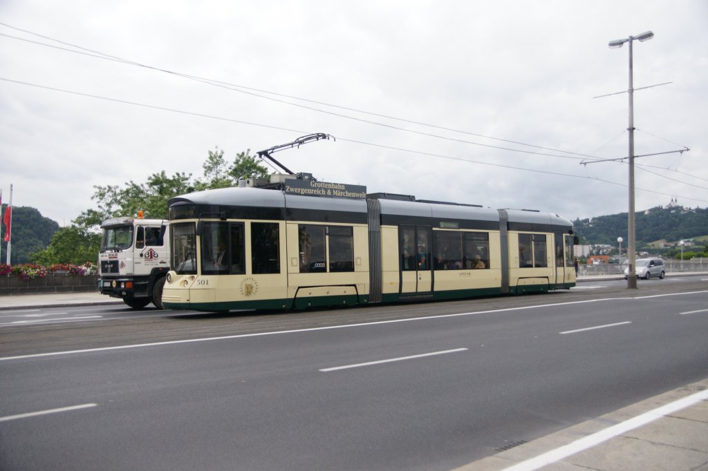Diese Straenbahn berquert soeben die Donaubrcke in Linz in Richtung Hauptplatz. Leider wird sie gerade von einem LKW aus dem Hintergrund berholt. Aufgenommen am 20. Juni 2011.