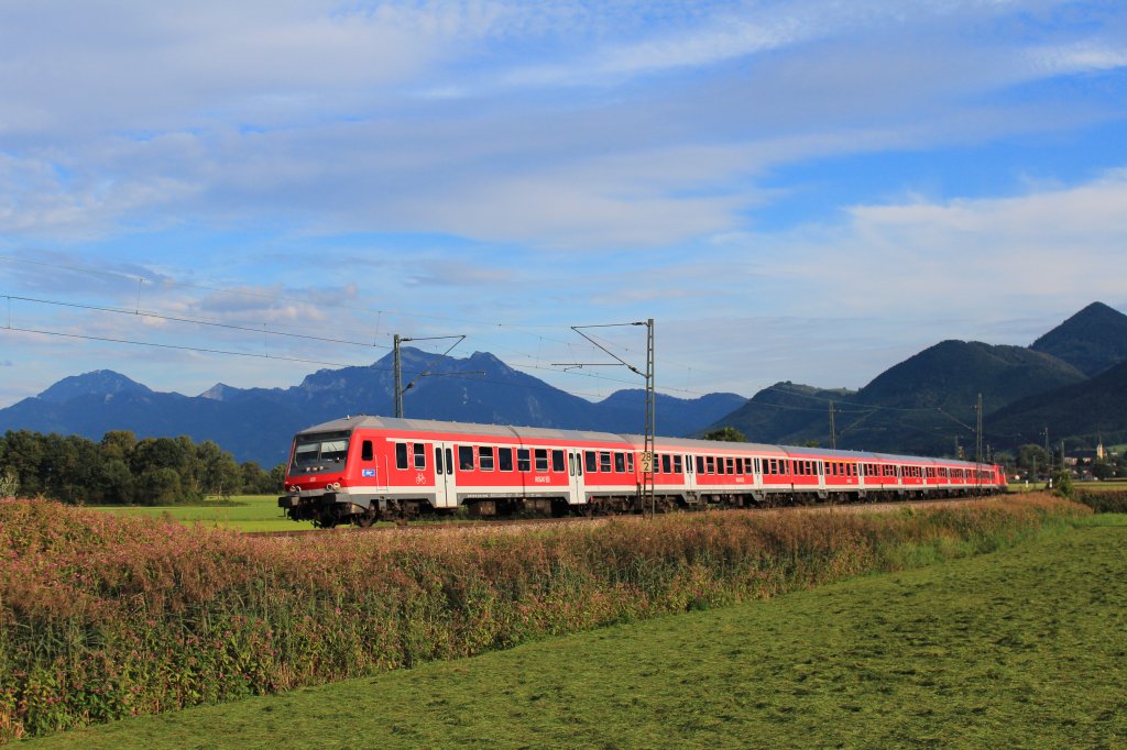 Ein RE auf dem Weg von Salzburg nach Mnchen. Das Bild wurde am 28. August 2012 bei Weisham kurz vor Prien am Chiemsee aufgenommen.