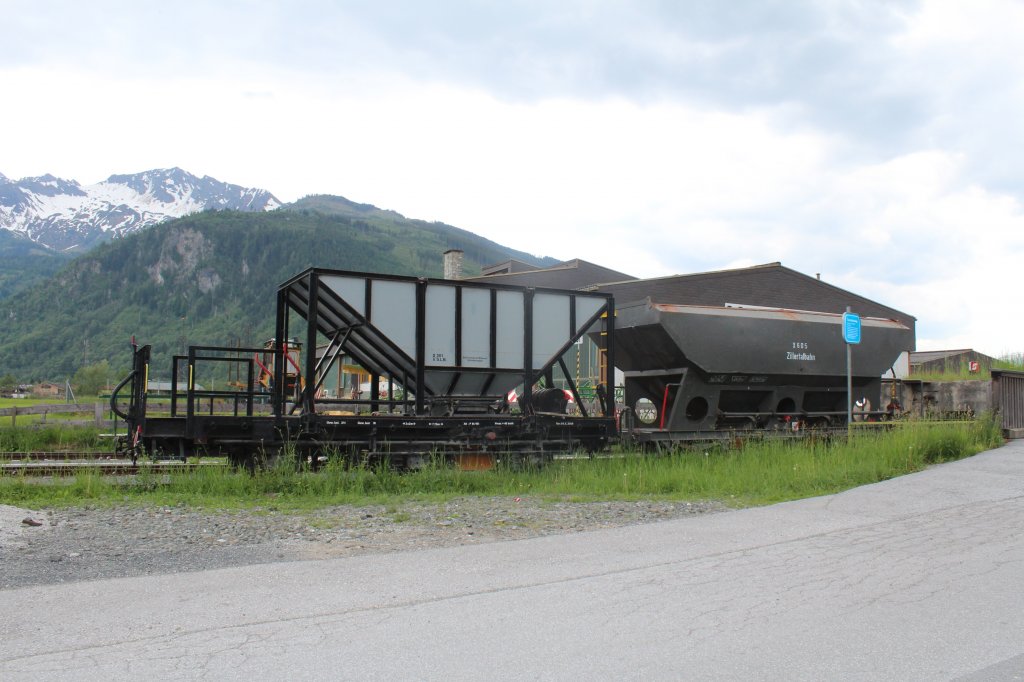 Ein Schotterwagen der  Zillertalbahn  abgestellt auf den Gleisen der  Pinzgauer Lokalbahn .