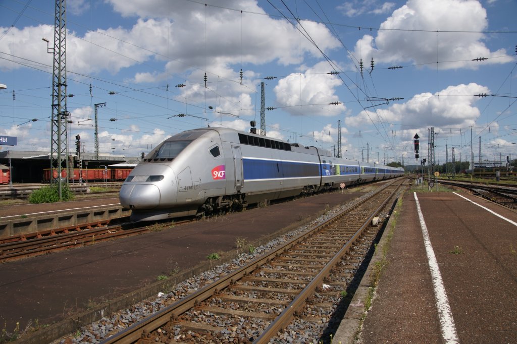 Ein TGV fhrt am 28. August 2011 in den Bahnhof von Karlsruhe ein.