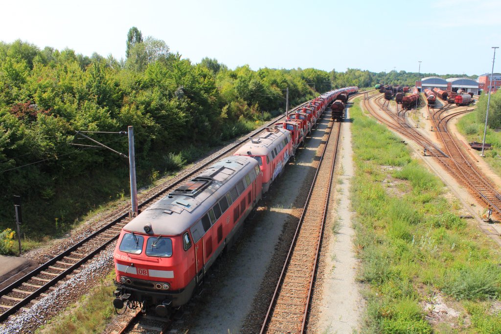 Eine ganz Reihe abgestellter Diesel-Loks am 23. August 2012 am Rand des Rangierbahnhofs Mnchen-Nord.