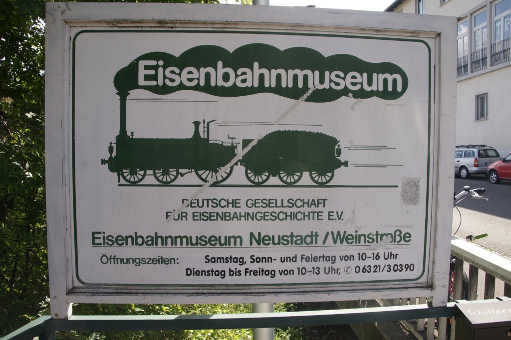 Eingangsschild zum Eisenbahn-Museum in Neustadt an der Weinstrae am 28.08.2011.