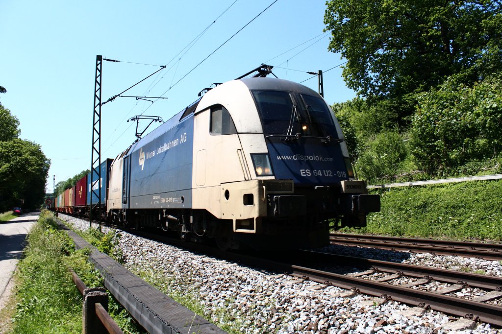 ES 64 U2-019 der  Wiener Lokalbahn  unterwegs in Oberbayern. Aufgenommen am 26. Mai 2012 zwischen Rosenheim und Salzburg, kurz vor Bad Endorf.