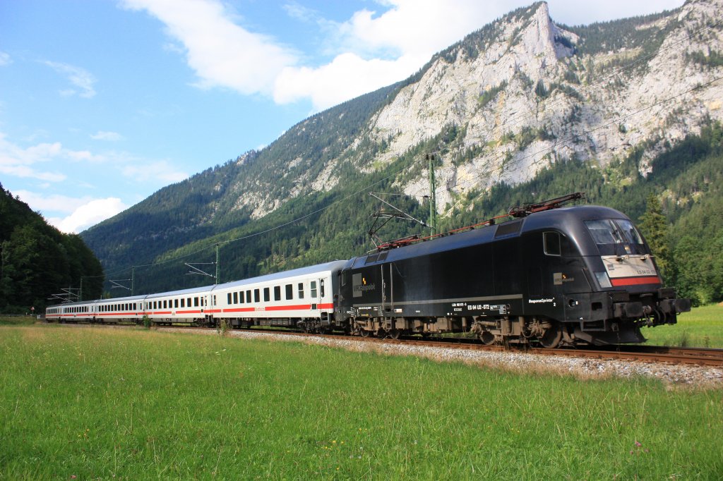 ES 64 U2-072 zieht am 11. August 2013 den  IC Knigssee  in Richtung Berchtesgaden. Aufgenommen kurz vor Bischofswiesen.