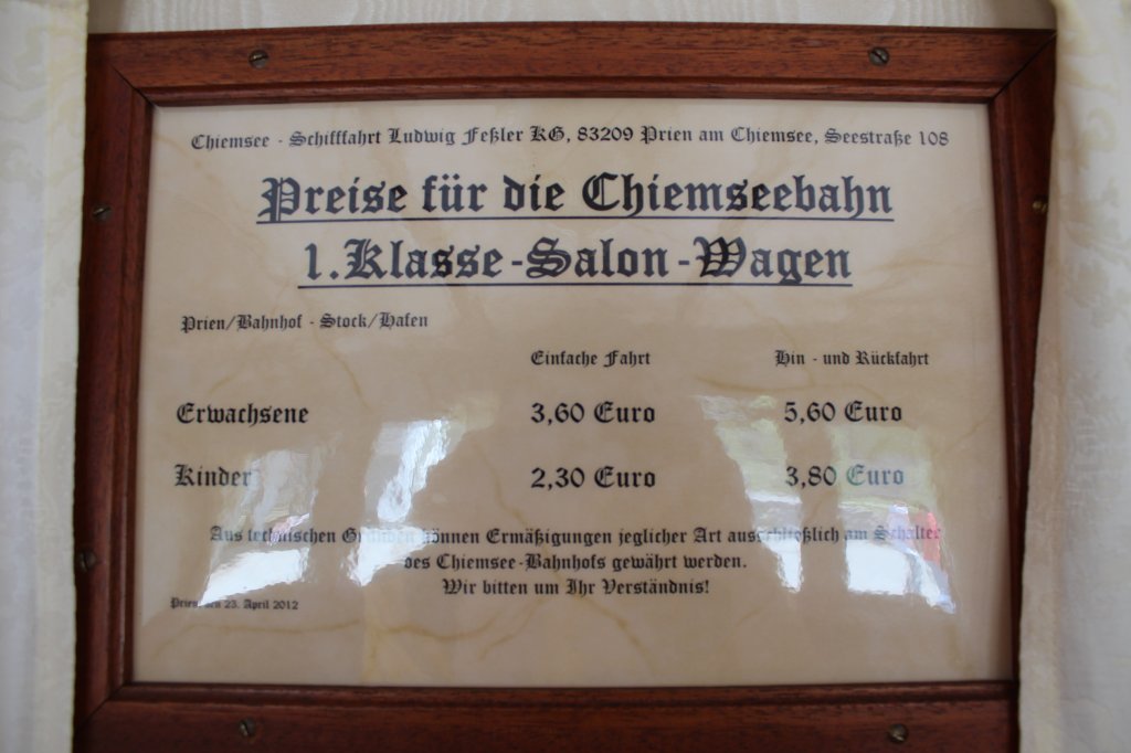 Fahrtpreis-Plakat im 1. Klasse-Wagen der Chiemsee-Bahn.