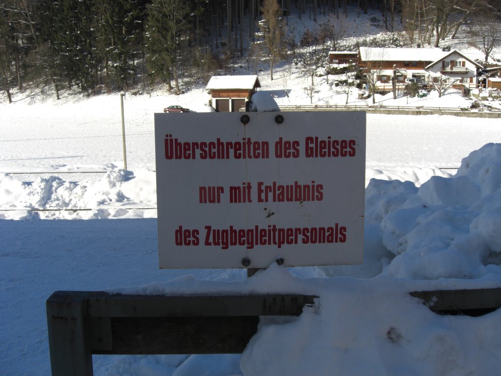 Hinweisschild im winterlichen Bahnhof von Hammerau, an der Strecke von Freilassing nach Berchtesgaden.