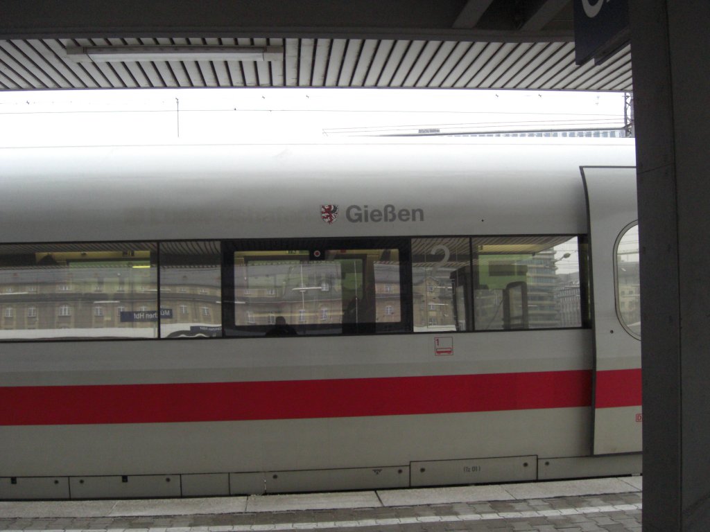 ICE  Gieen  im Mnchener Hauptbahnhof am 5. Februar 2010.