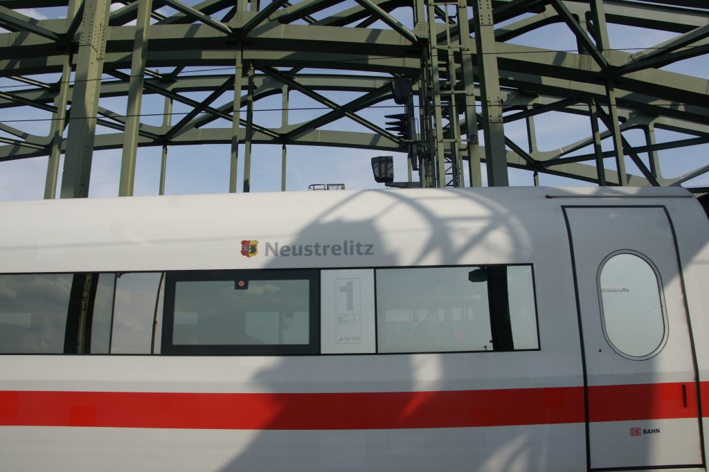 ICE  Neustrelitz  auf der Hohenzollern-Brcke in Kln am 26. August 2011.