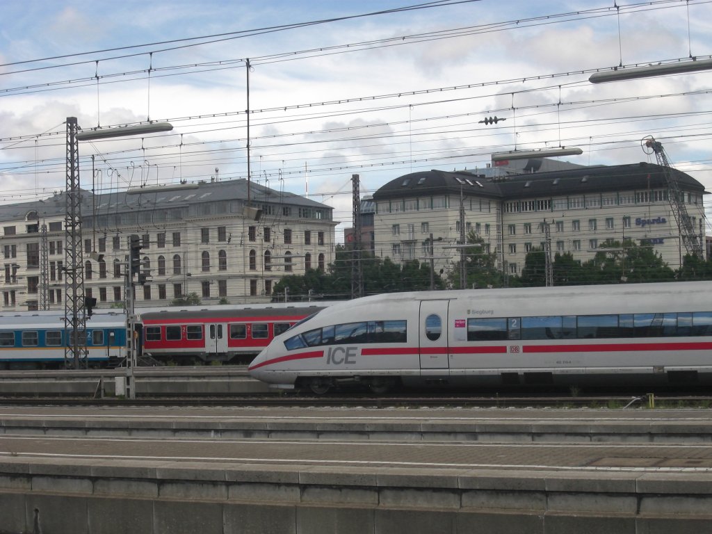 ICE  Siegburg  fhrt soeben aus dem Mnchner Hauptbahnhof.