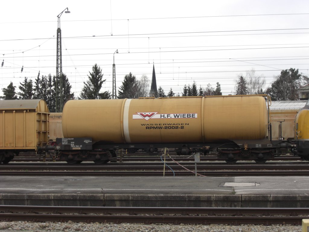 Im Bahnhof von Freilassing abgestellt war dieser Wasserwagen der
Firma  H.F. Wiebe  am 29. November 2009.